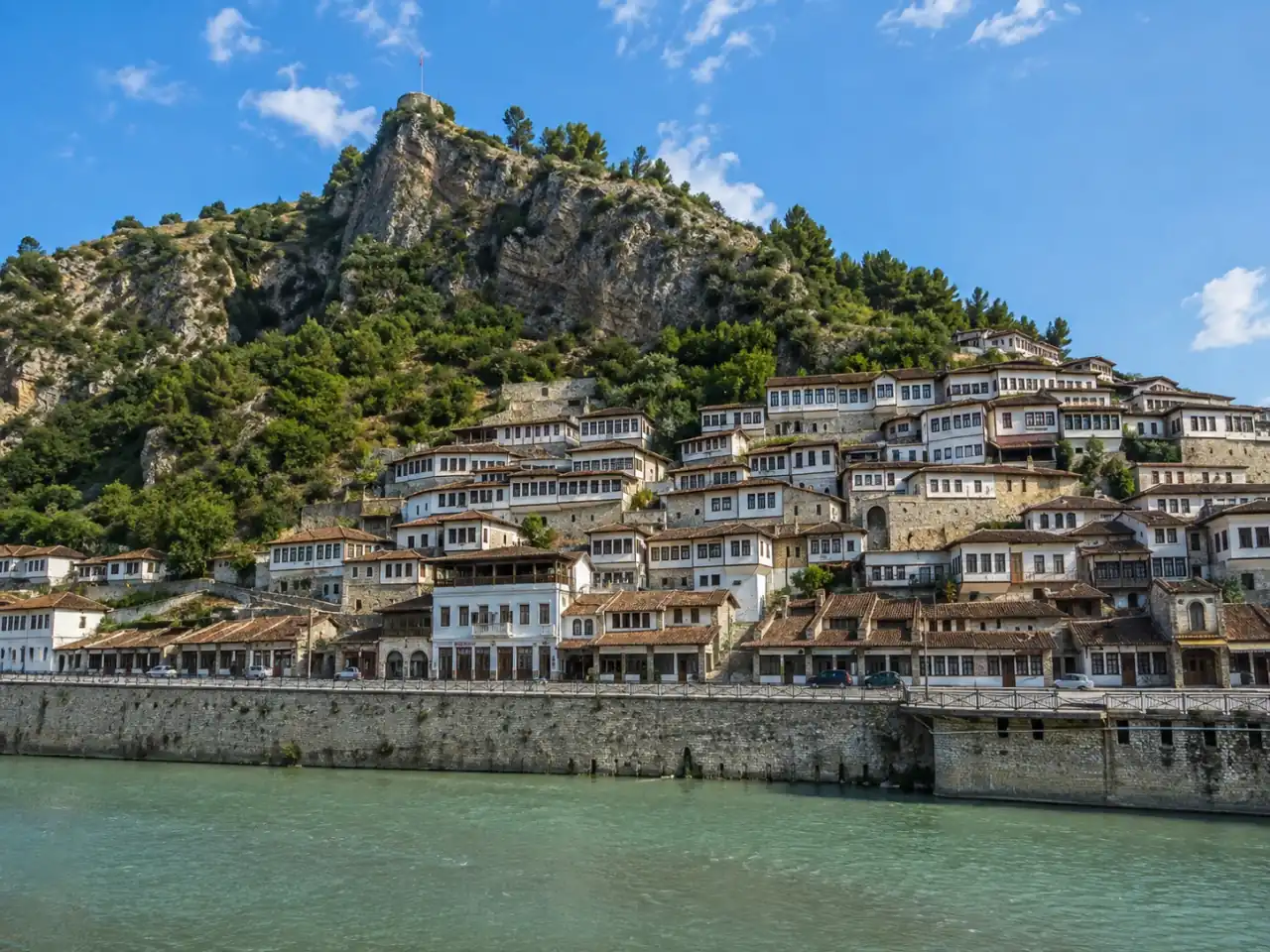 Casas blancas escalonadas en la ladera de Berat, en Albania