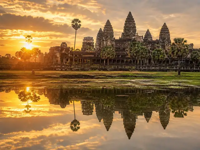 Angkor Wat al amanecer reflejado en el agua