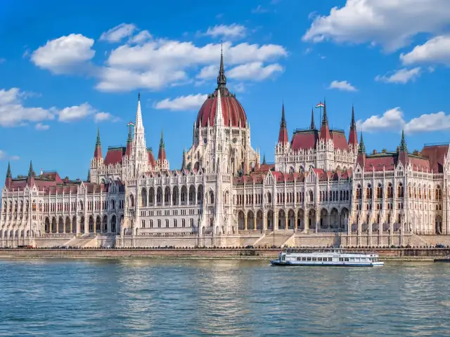 El Parlamento de Budapest junto al Danubio
