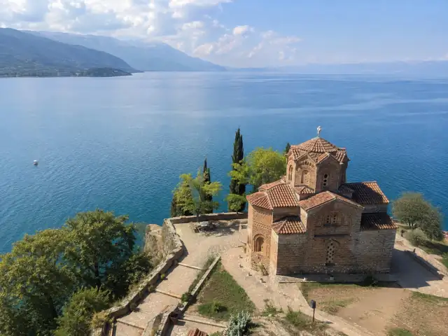 Una iglesia sobre el lago de Ohrid, en Macedonia del Norte