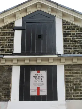 Fachada del observatorio de Greenwich con la marca roja del meridiano cero
