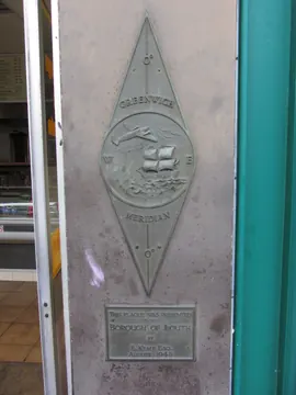 Placa vertical del meridiano de Greenwich en una fachada de Eastgate, Louth