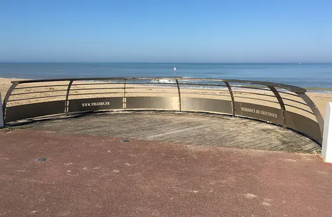 Mirador del meridiano de Greenwich frente al mar en Villers-sur-Mer