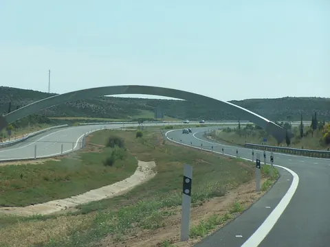 Gran arco que cruza las calzadas de la AP-2 y señala el meridiano de Greenwich