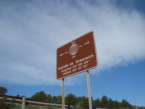 Cartel marrón del meridiano de Greenwich en la Pobla Tornesa
