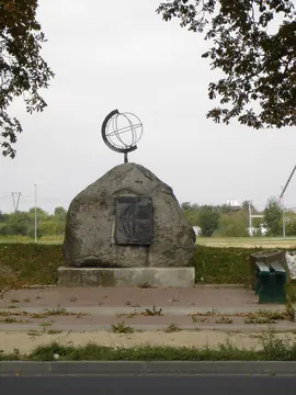 Monumento de piedra coronado por una esfera metálica en Stargard
