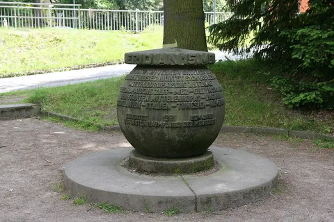 Monumento esférico de piedra con inscripciones en el parque de Görlitz