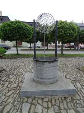 Esfera de meridianos sobre una columna en la plaza de Kouřim