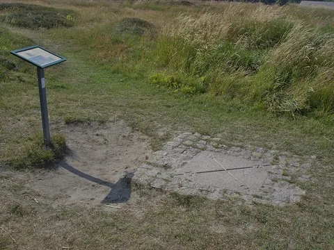 Piedra y panel junto al punto de intersección de meridiano y paralelo en Slusegård