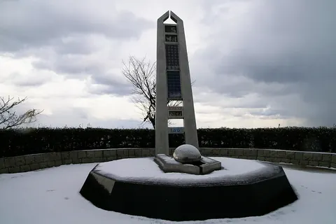 Torre del meridiano de Amino sobre una plataforma circular en Kyōtango