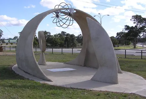 Arco de hormigón con esfera metálica del meridiano 150 este en Marulan