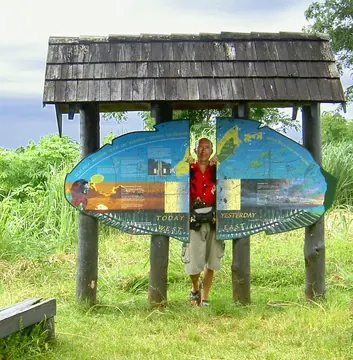 Cartel del meridiano 180 en Taveuni con las palabras ayer y hoy en inglés