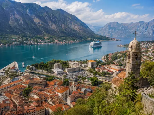 La costa de Montenegro, con una iglesia junto al mar