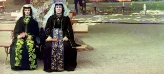 Mujeres georgianas con traje de fiesta