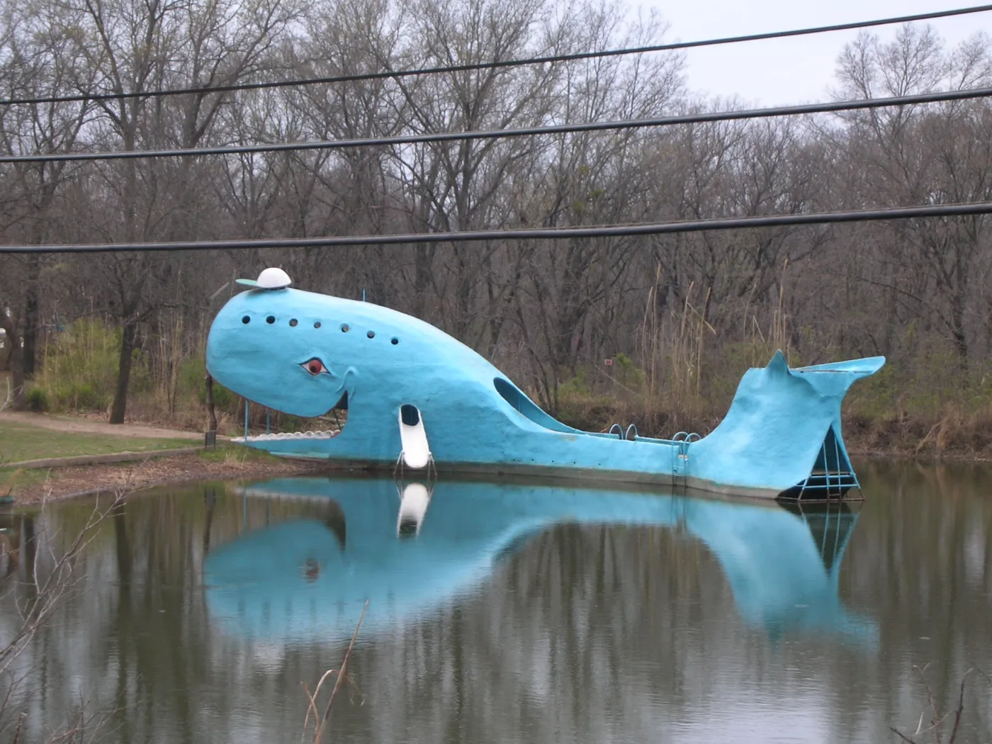 La gran ballena azul reflejada en un estanque de Catoosa, Oklahoma