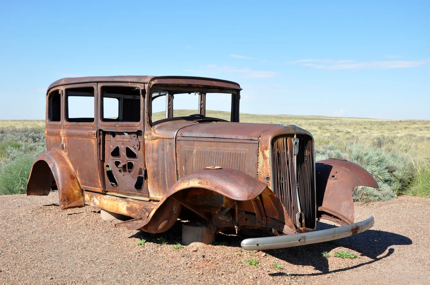 Automóvil Studebaker de 1931 oxidado junto al antiguo trazado de la Ruta 66 en Petrified Forest