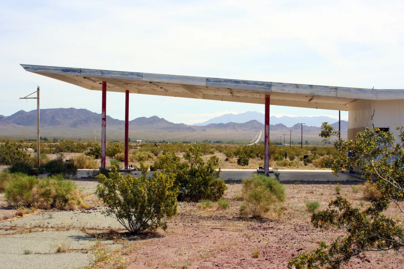 Gasolinera abandonada Road Runner's Retreat frente al desierto de Mojave