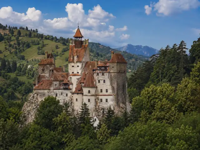 Un castillo entre bosques en las montañas de Rumanía