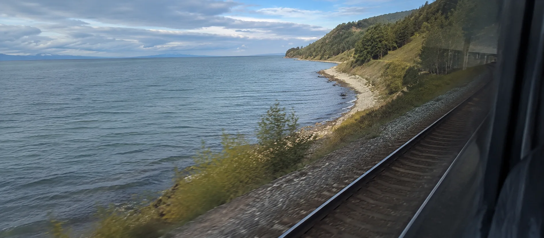 vista del lago Baikal desde la ventanilla de un tren en la orilla sur