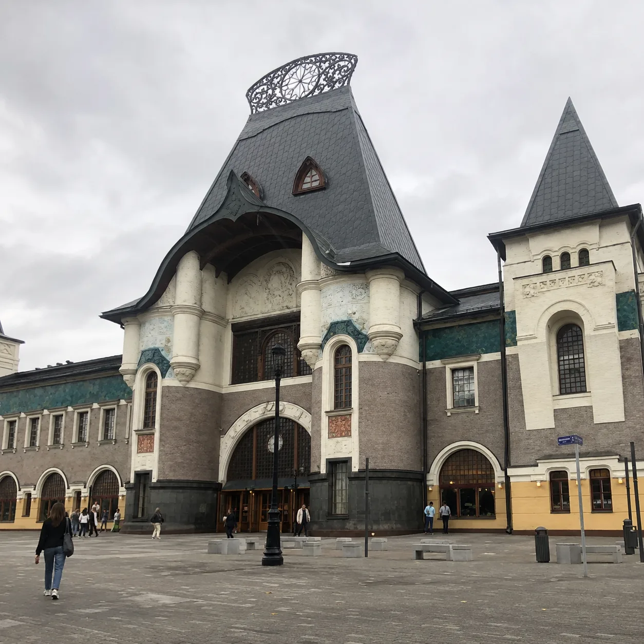 fachada real de la estación Yaroslavski de Moscú