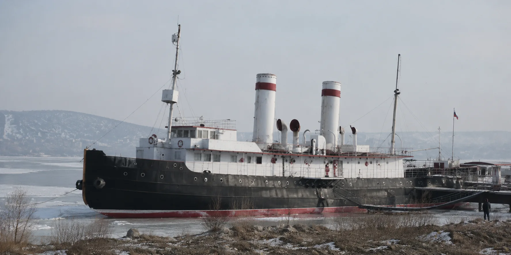 rompehielos Angara conservado como barco museo en Irkutsk