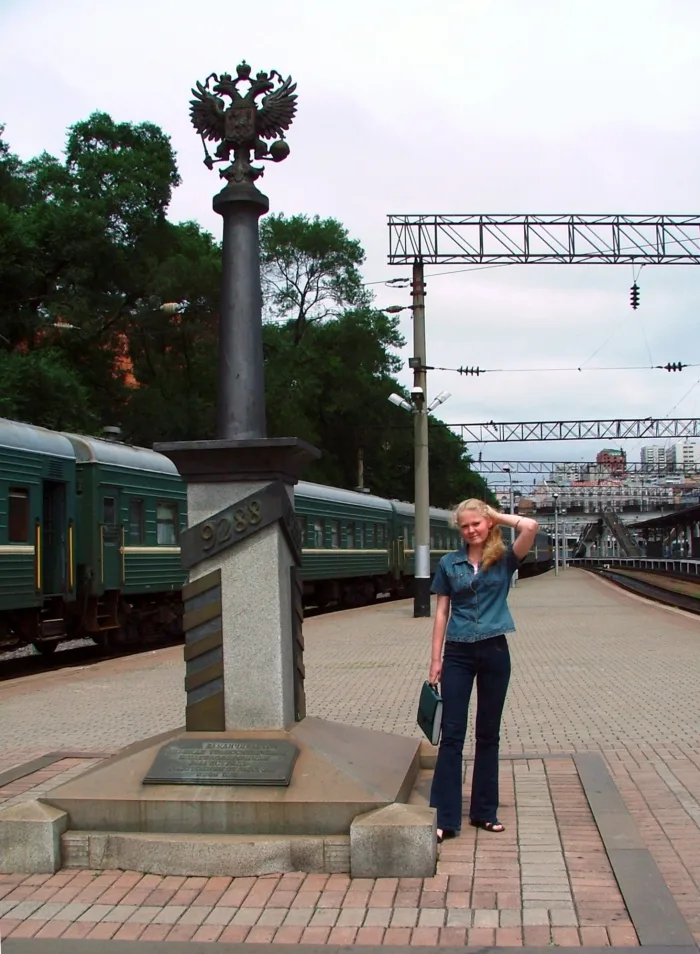 Monumento del kilómetro 9.288 del Transiberiano en la estación de Vladivostok