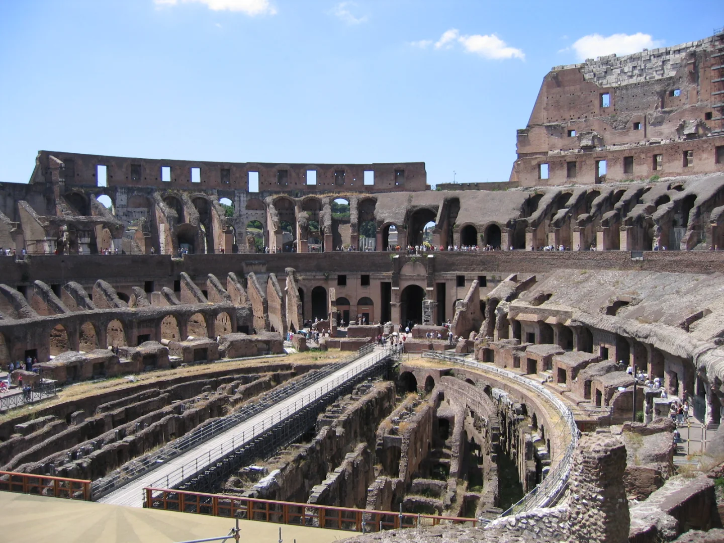 Interior del Coliseo de Roma con el hipogeo y las gradas
