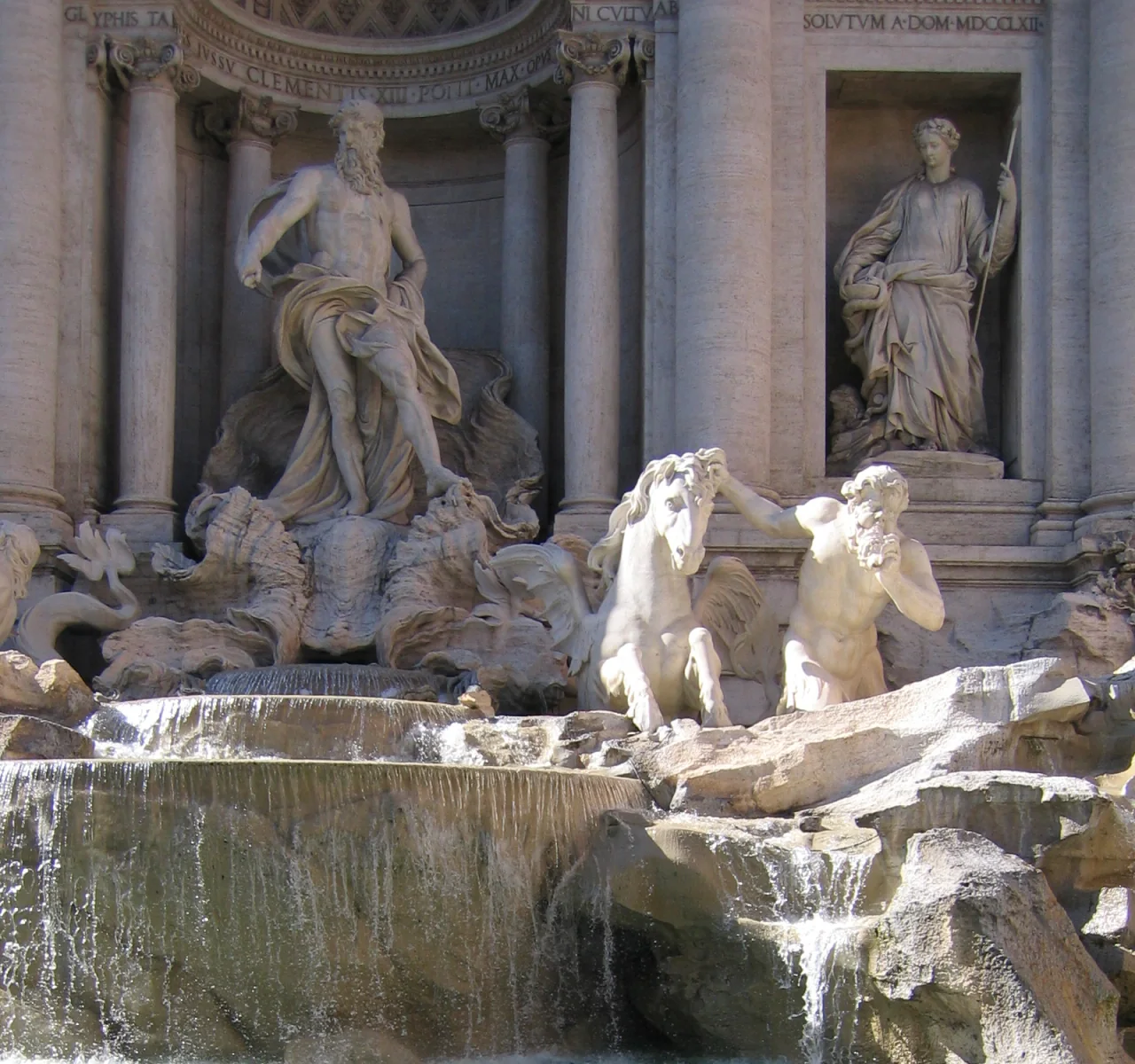 Esculturas y cascadas de la Fontana di Trevi en Roma