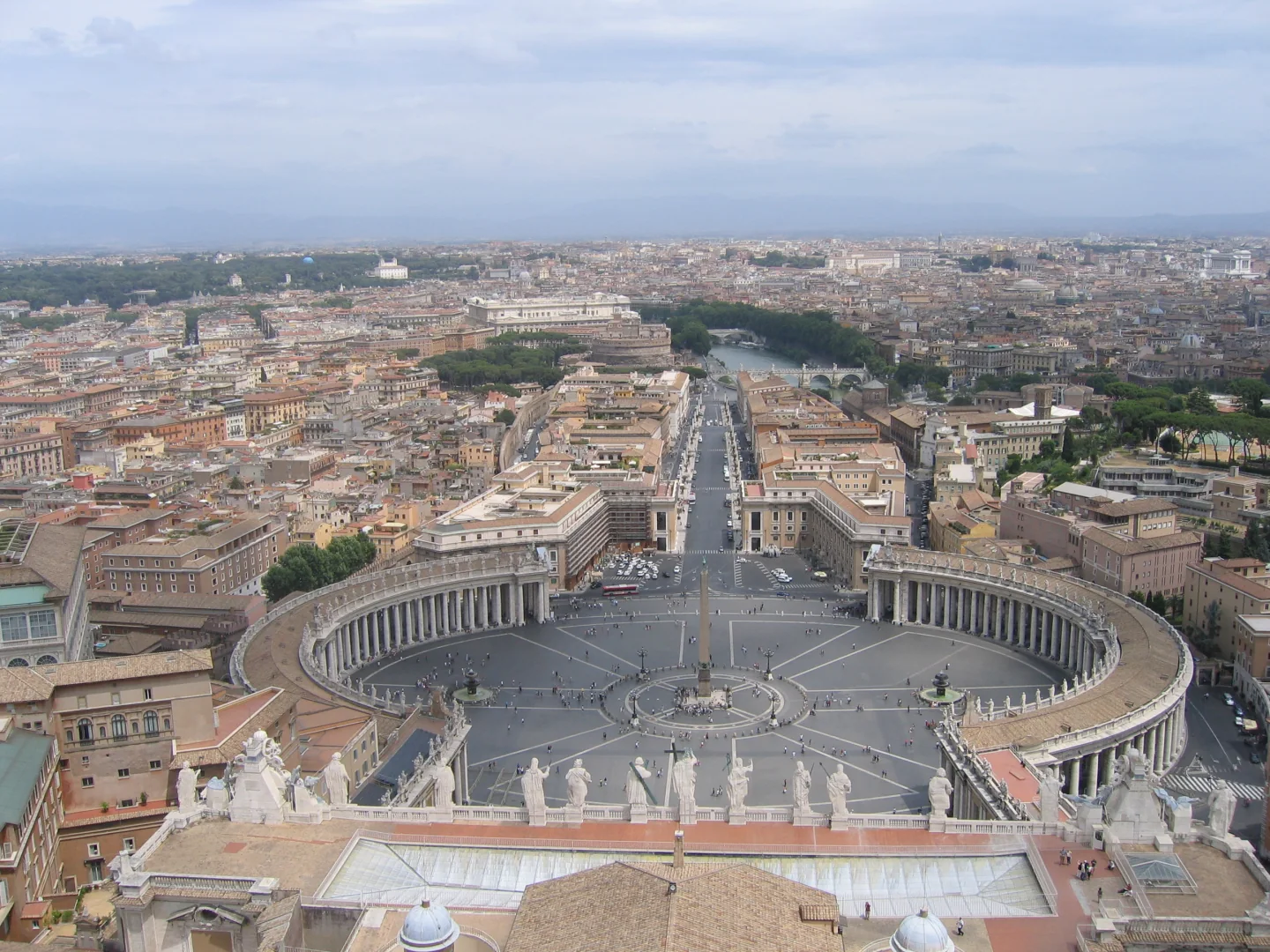 Plaza de San Pedro y panorama de Roma vistos desde la cúpula de la basílica