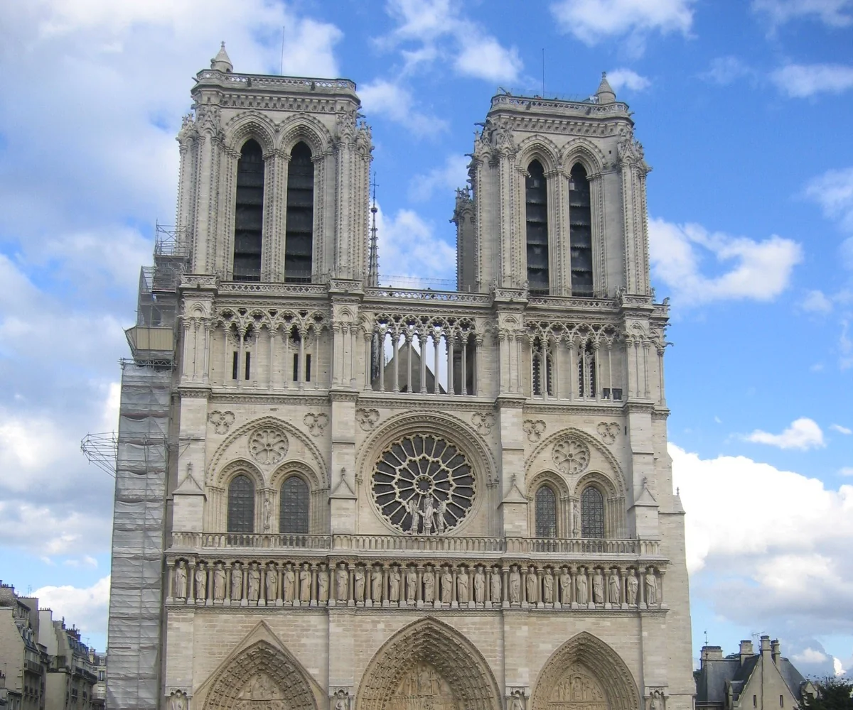 Fachada occidental de Notre-Dame de París antes del incendio de 2019