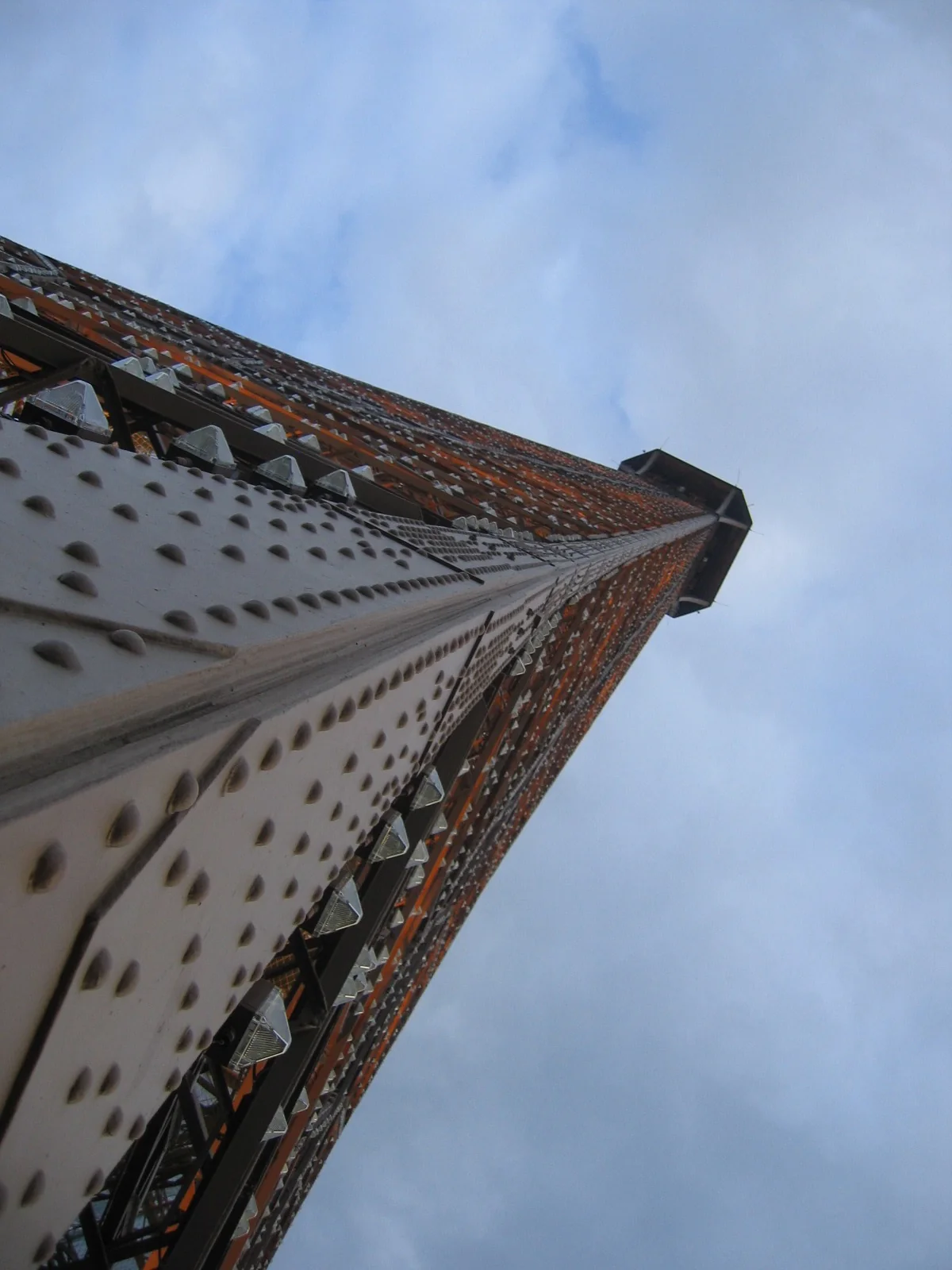 Detalle de la estructura metálica de la Torre Eiffel visto desde su base