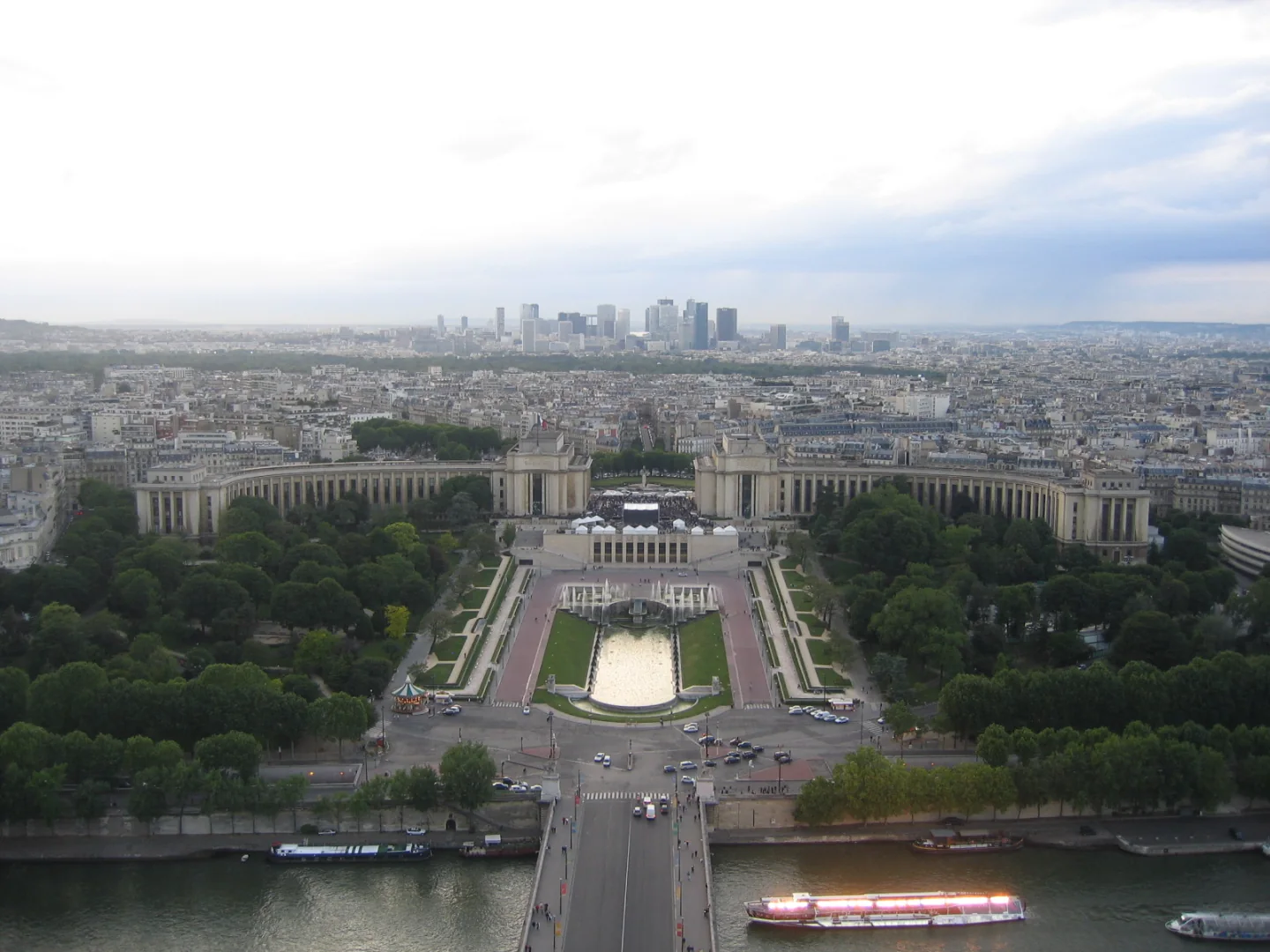 Vista del Sena, los jardines del Trocadéro y La Défense desde la Torre Eiffel