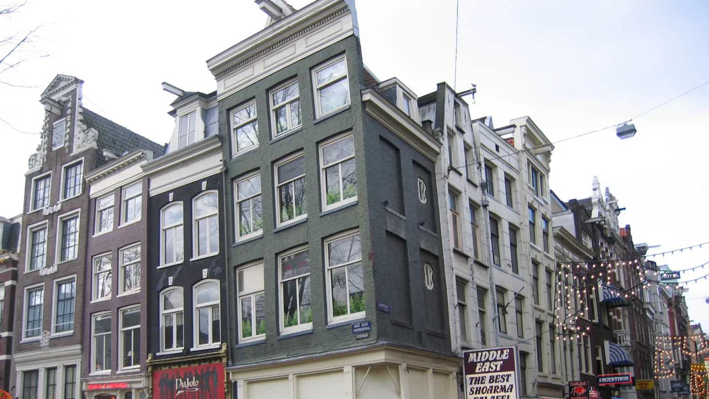 Fachadas estrechas en Oudezijds Voorburgwal, en el centro de Ámsterdam
