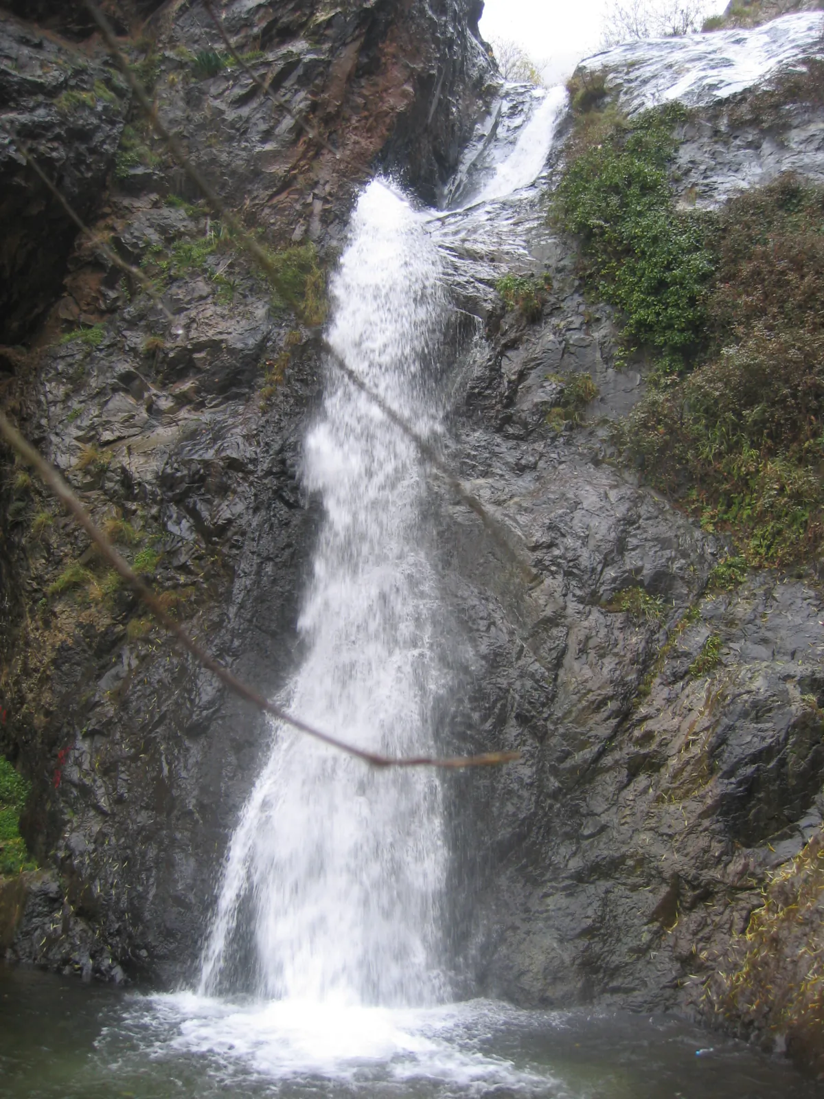Cascada entre paredes rocosas durante una excursión por el Atlas desde Marrakech