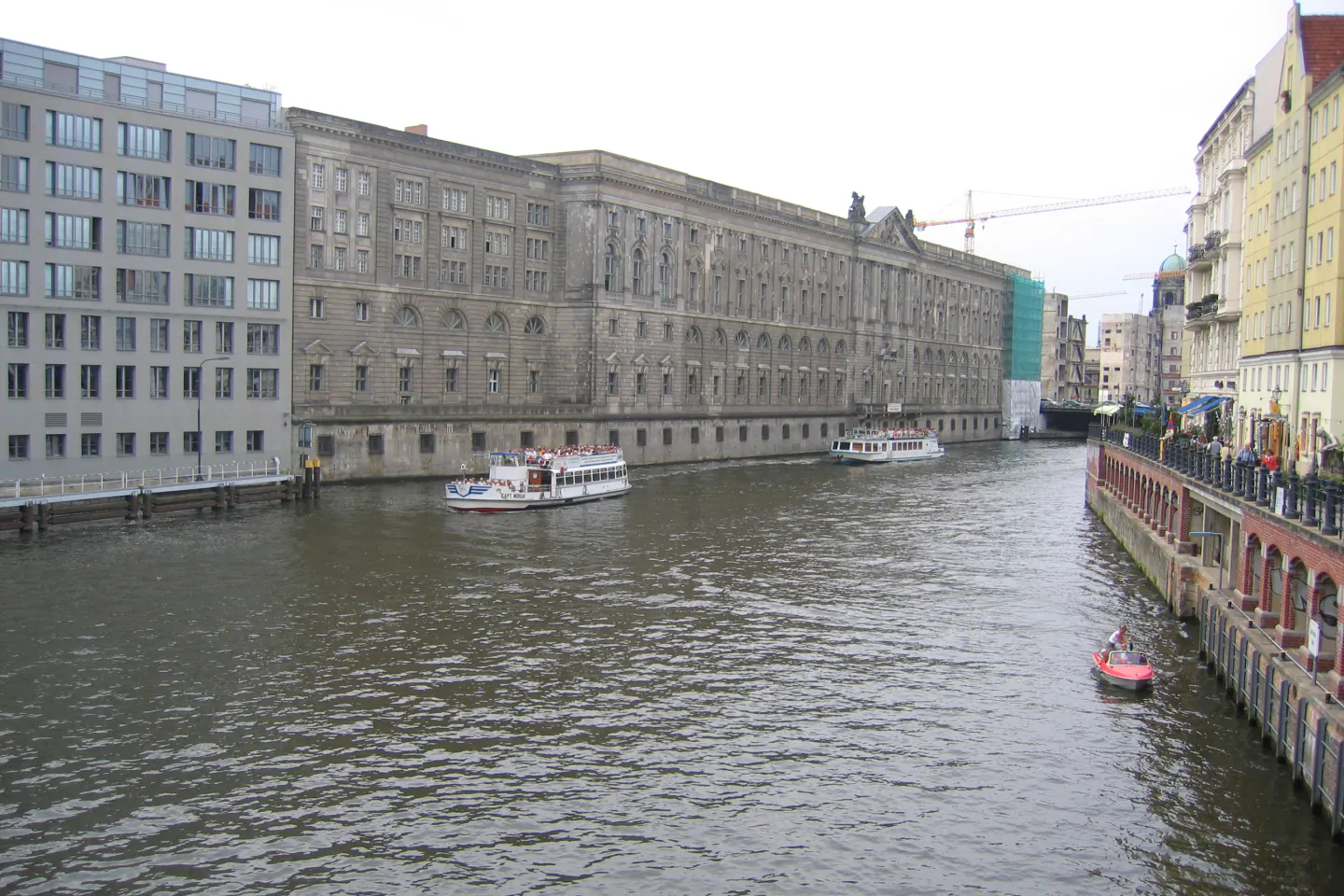 Barcos turísticos por el río Spree junto a la Isla de los Museos en Berlín