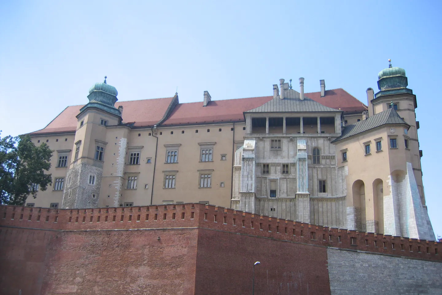 Fachada y murallas del castillo de Wawel en Cracovia