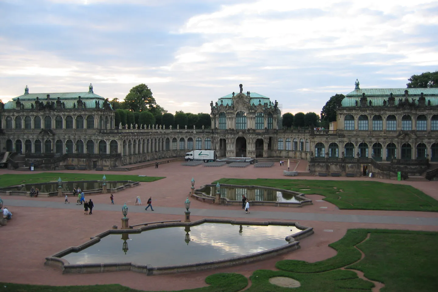 Patio y pabellones del palacio Zwinger de Dresde al atardecer