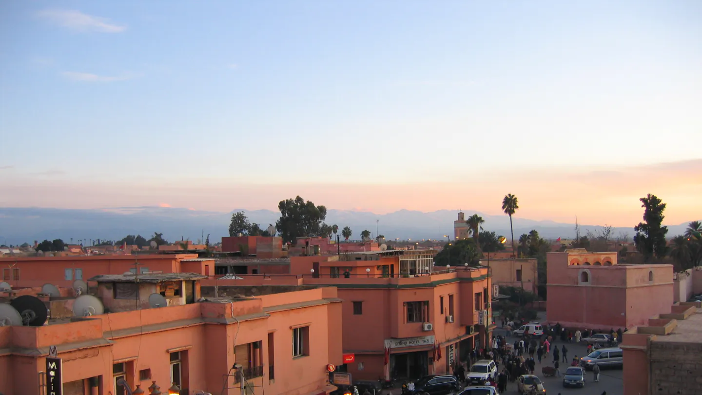 Tejados ocres de Marrakech al atardecer con el Atlas al fondo