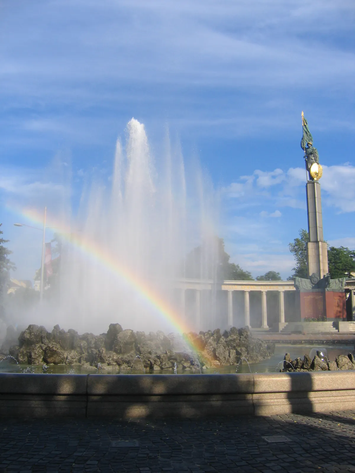 Arcoíris sobre la fuente Hochstrahlbrunnen en Schwarzenbergplatz, Viena