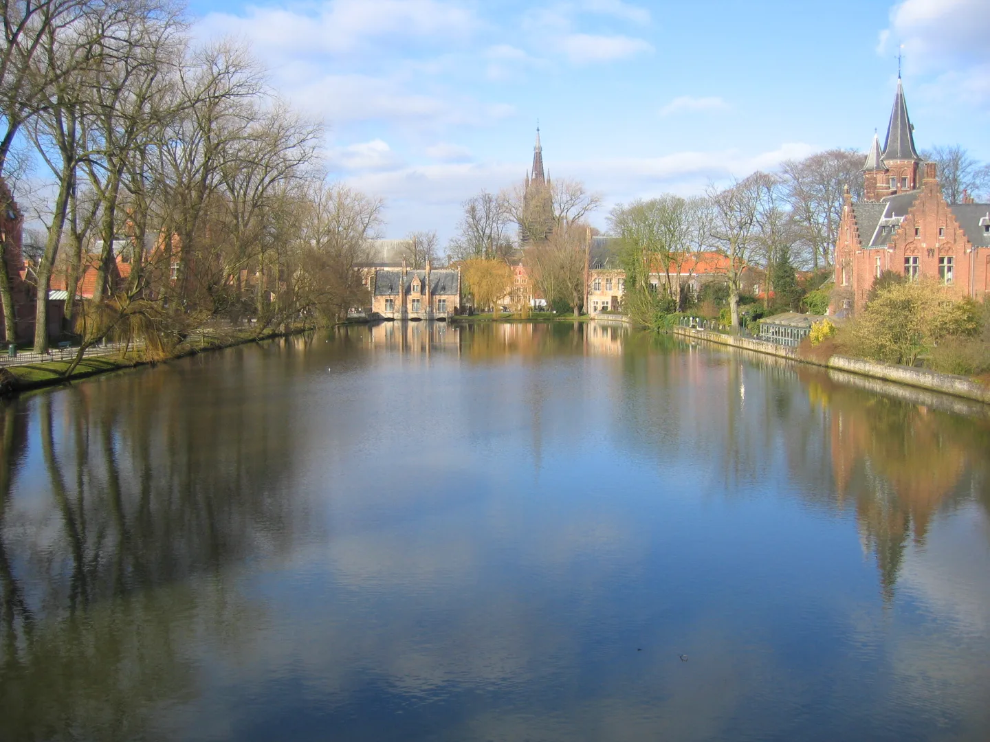 Lago Minnewater de Brujas con edificios de ladrillo reflejados en el agua