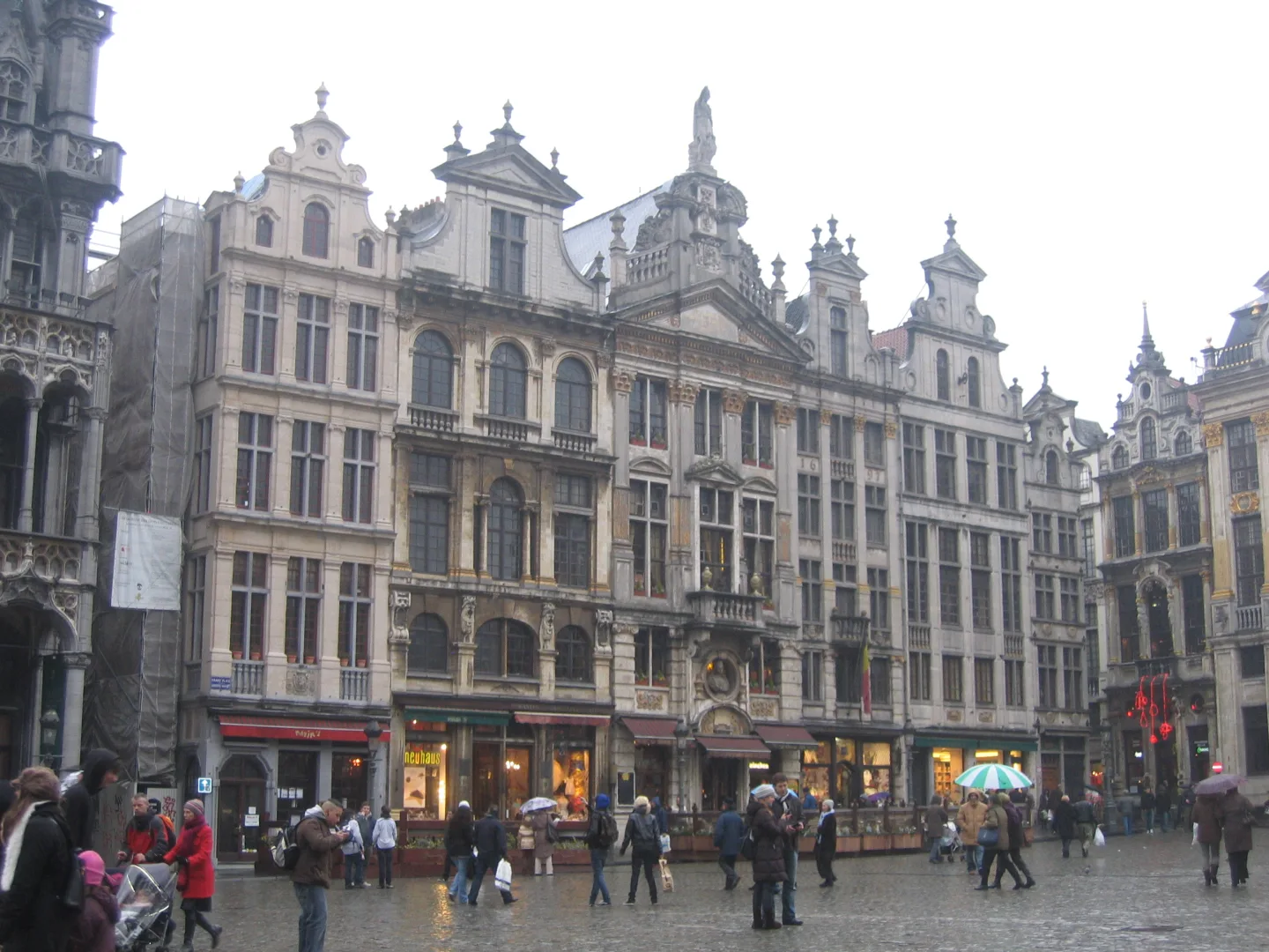 Casas gremiales de la Grand-Place de Bruselas en un día de lluvia