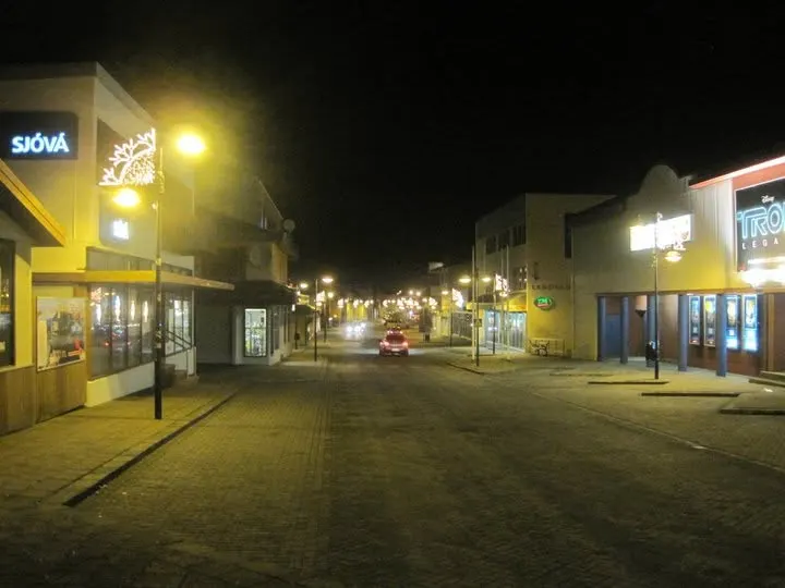 Calle de una localidad islandesa iluminada por la noche