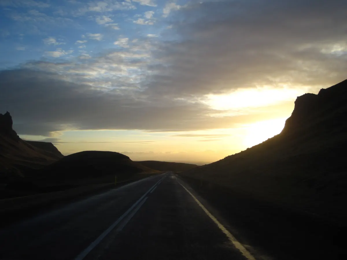 Carretera islandesa entre montañas durante el atardecer