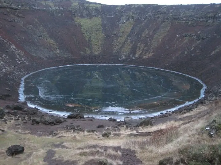 Lago helado dentro de un cráter volcánico de Islandia