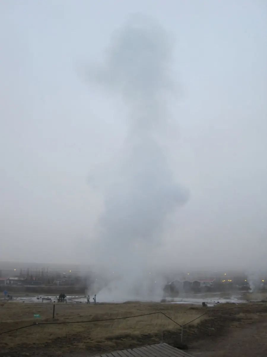 Área geotérmica de Islandia entre vapor y niebla