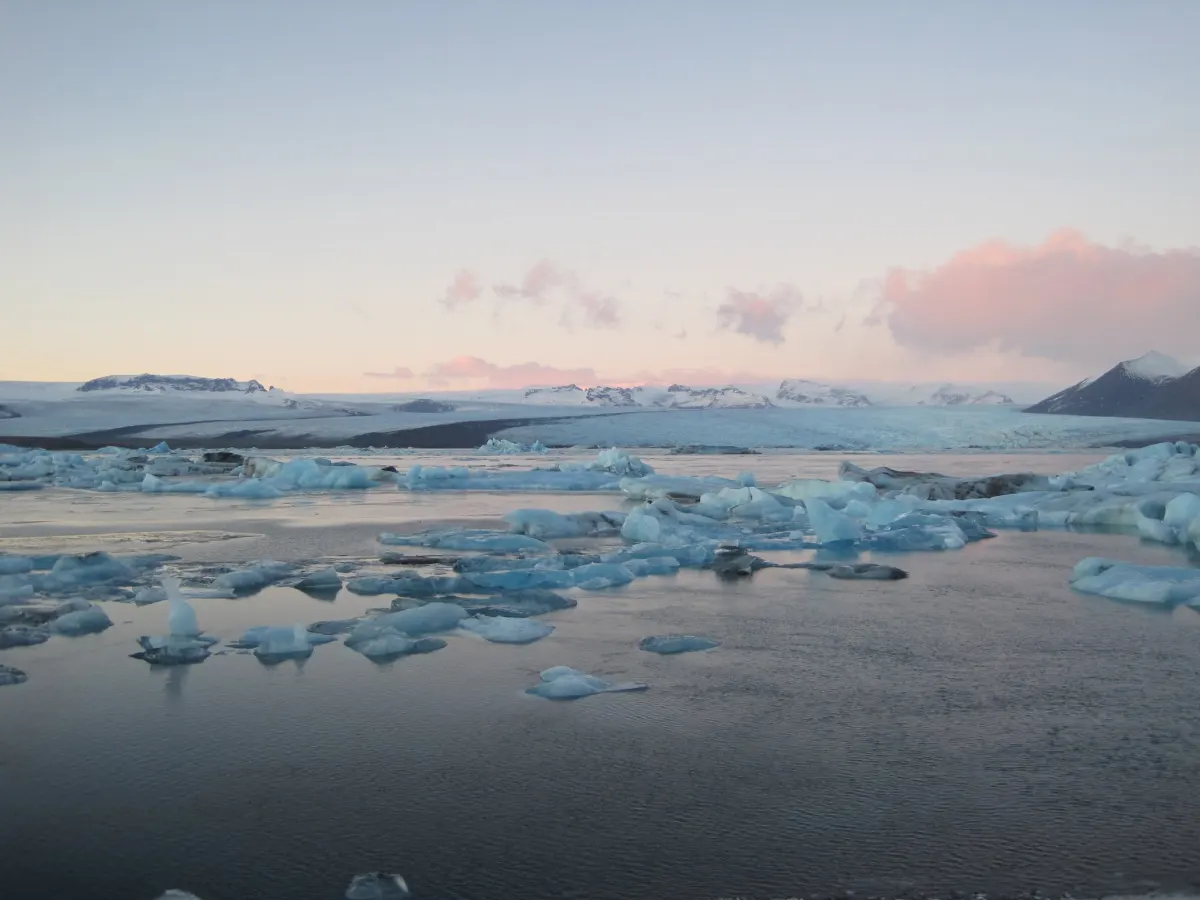 Bloques de hielo en la laguna glaciar Jökulsárlón al atardecer