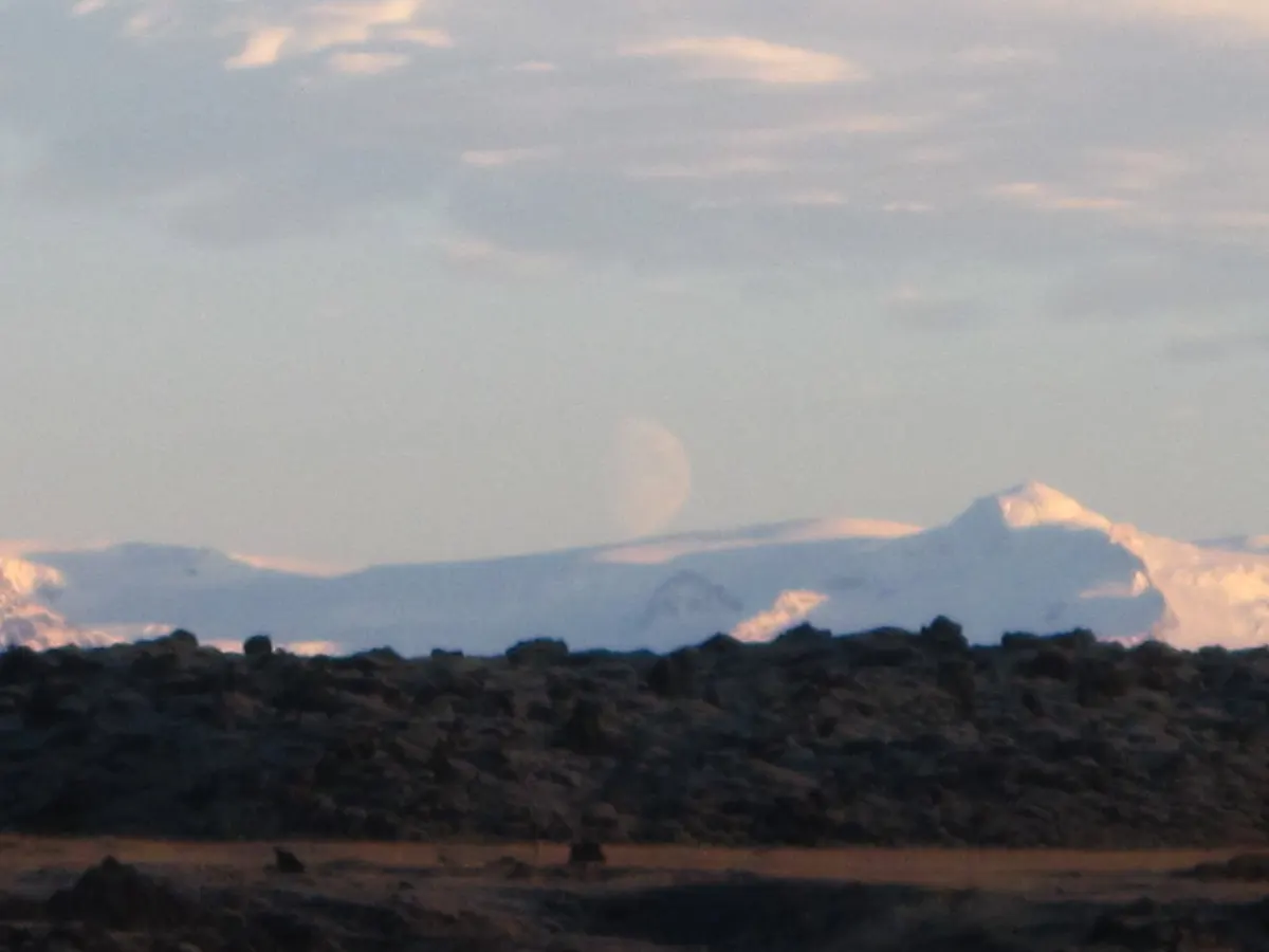 Montañas nevadas tras un campo de lava en Islandia