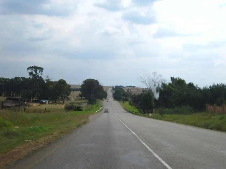 Carretera de dos carriles por el interior de Sudáfrica