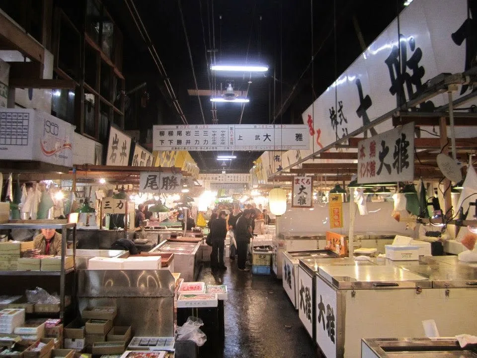 Puestos interiores de un mercado de pescado en Japón