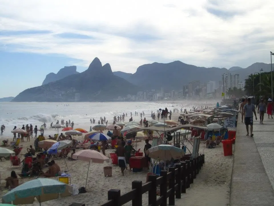 Playa de Ipanema y el perfil de Dois Irmãos en Río de Janeiro